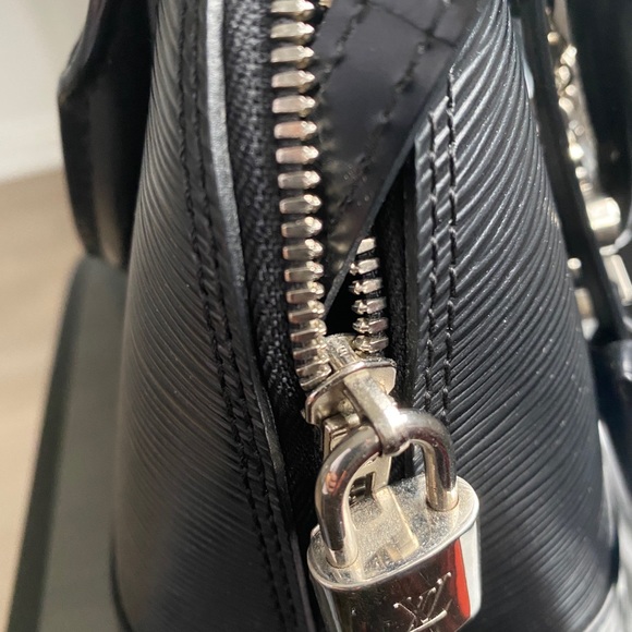 SOLD / Louis Vuitton alma bb with bag charm - Picture 8 of 8